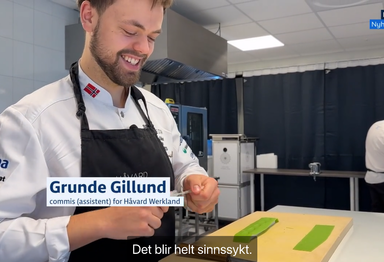 Grunde på kjøkkenet, smilende til kamera: 